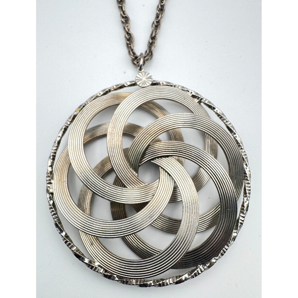 Vintage Medallion Necklace Silver Tone Textured Interlocking Circle Pendant‎